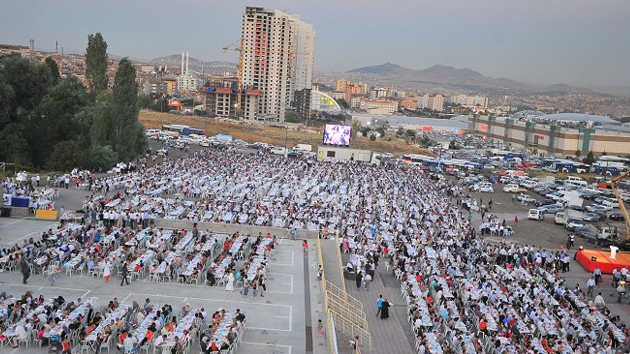 Ankara'da 15 Bin Kişi İftarda Buluştu
