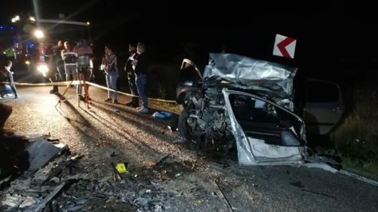 Ankara'da iki araç kafa kafaya çarpışı: 3 ölü 1 yaralı