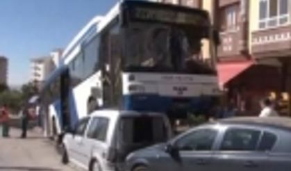 Ankara'da Belediye Otobüsü 6 Aracı Biçti
