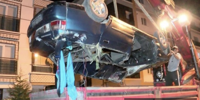 Ankara'da otomobil 10 metre yükseklikten düştü