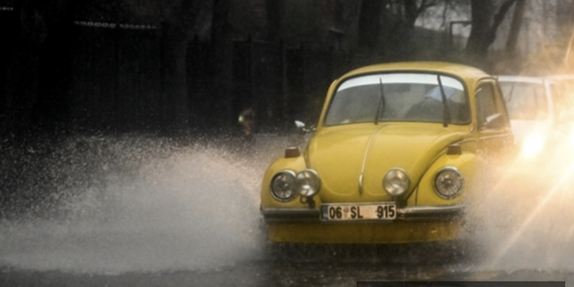 Ankara'da yağmur sonrası sokaklar göle döndü