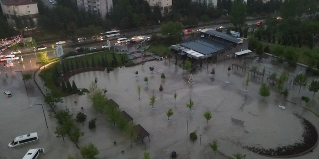 Ankara'da yağış sonrası caddeler yine göle döndü