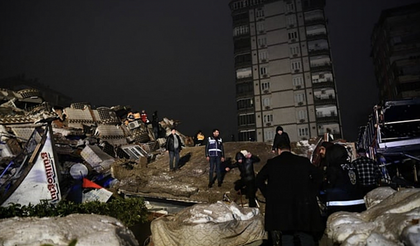 Türkiye depremle bir kez daha yıkıldı