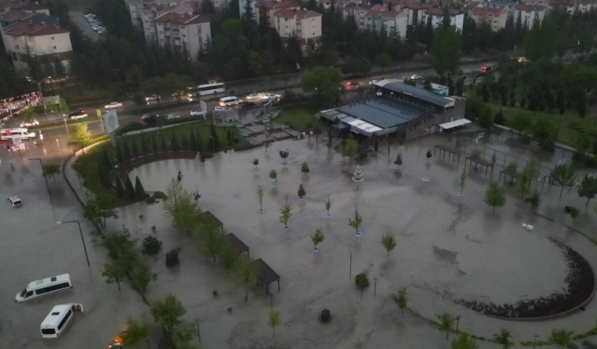 Ankara'da yağış sonrası caddeler yine göle döndü